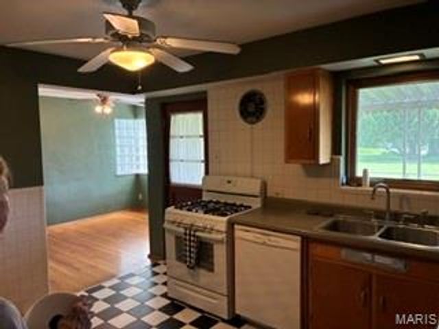 5444 Sunshine Drive, St Louis, MO 63109