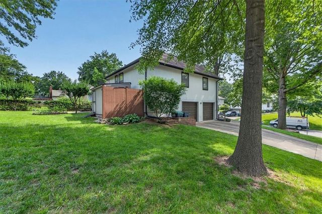 1912 NW 9th Street Court, Blue Springs, MO 64015