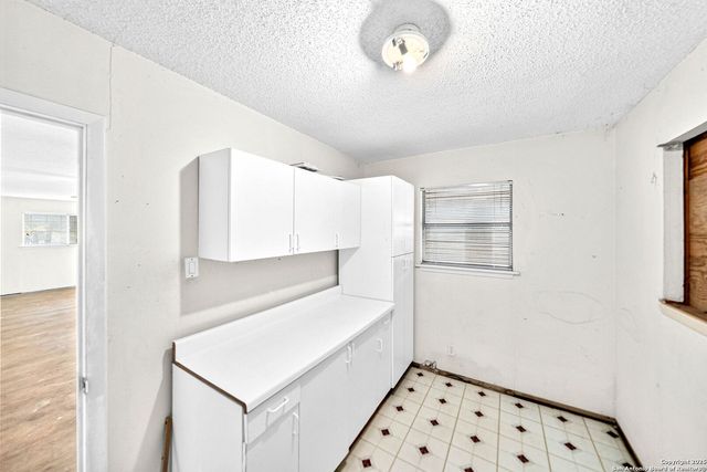 2815 Big Horn Dr, San Antonio, TX 78228