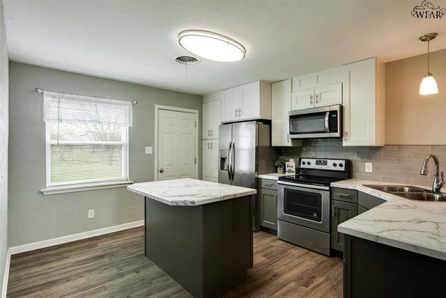 900 N 4TH STREET, Iowa Park, TX 76367