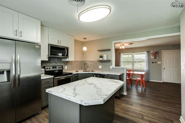 900 N 4TH STREET, Iowa Park, TX 76367