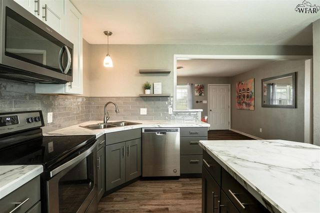 900 N 4TH STREET, Iowa Park, TX 76367