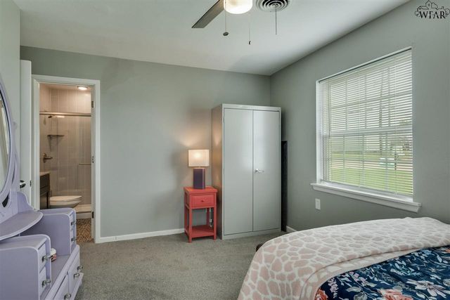 900 N 4TH STREET, Iowa Park, TX 76367