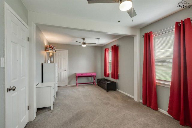 900 N 4TH STREET, Iowa Park, TX 76367