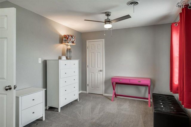 900 N 4TH STREET, Iowa Park, TX 76367