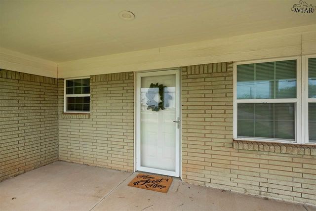 900 N 4TH STREET, Iowa Park, TX 76367