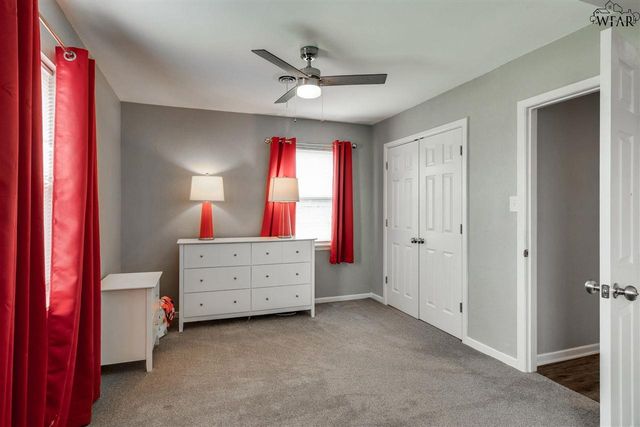 900 N 4TH STREET, Iowa Park, TX 76367