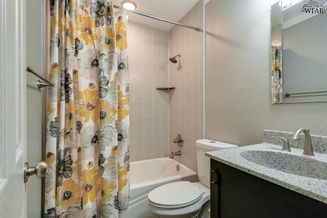 900 N 4TH STREET, Iowa Park, TX 76367