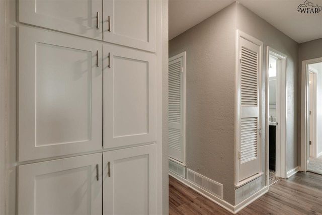 900 N 4TH STREET, Iowa Park, TX 76367