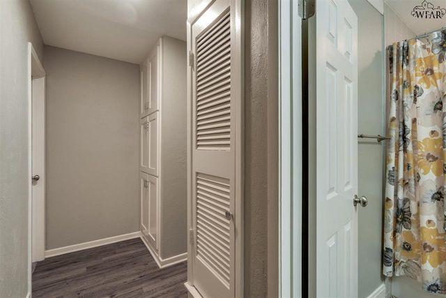 900 N 4TH STREET, Iowa Park, TX 76367