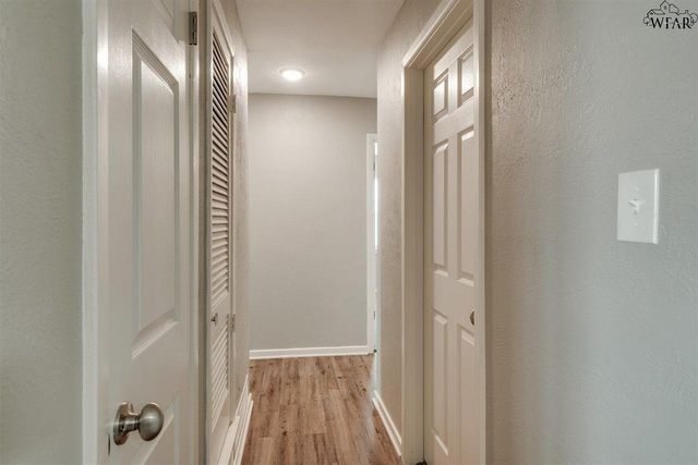 900 N 4TH STREET, Iowa Park, TX 76367