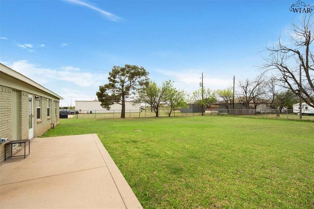 900 N 4TH STREET, Iowa Park, TX 76367