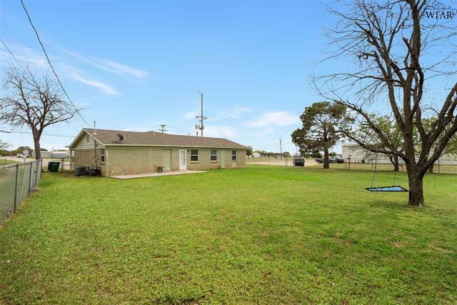 900 N 4TH STREET, Iowa Park, TX 76367