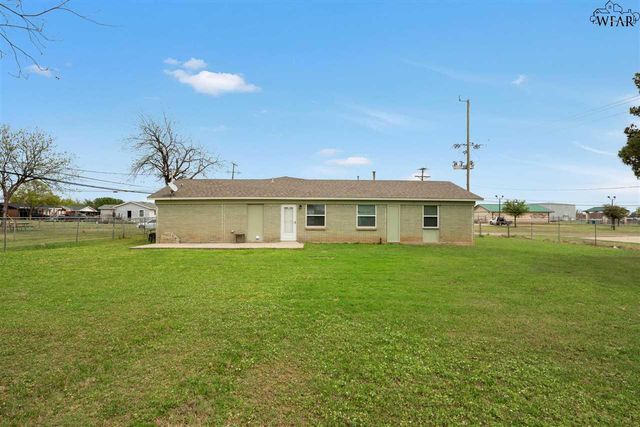 900 N 4TH STREET, Iowa Park, TX 76367