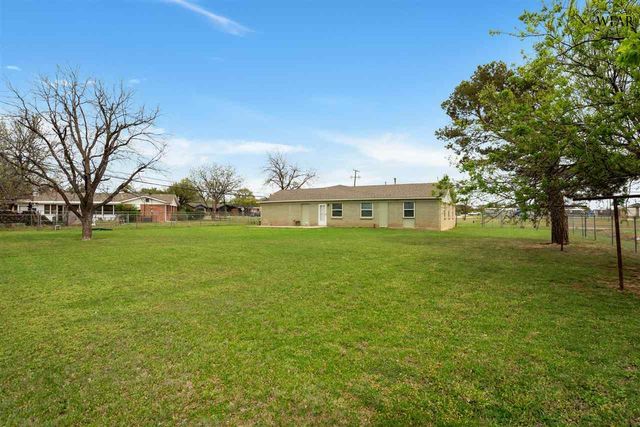 900 N 4TH STREET, Iowa Park, TX 76367