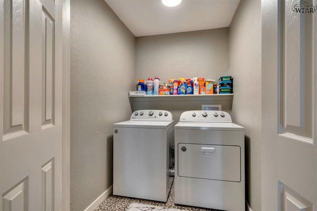 900 N 4TH STREET, Iowa Park, TX 76367