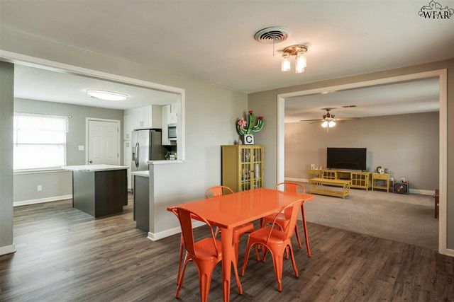 900 N 4TH STREET, Iowa Park, TX 76367