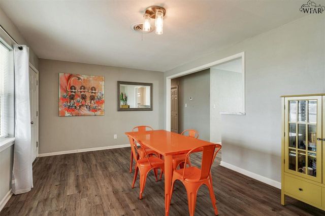 900 N 4TH STREET, Iowa Park, TX 76367