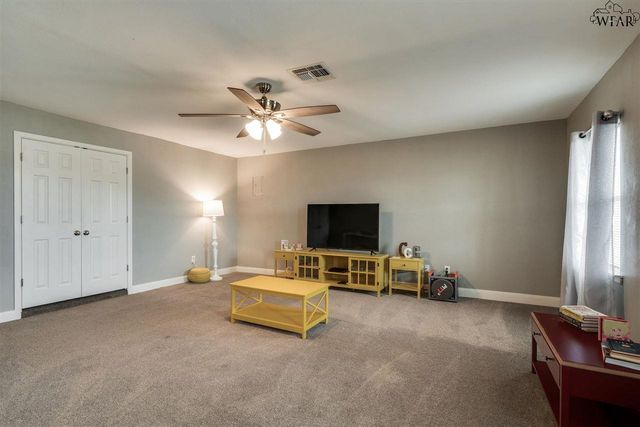 900 N 4TH STREET, Iowa Park, TX 76367