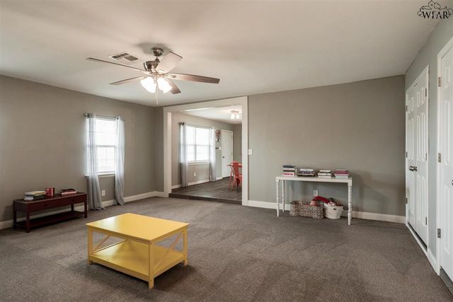 900 N 4TH STREET, Iowa Park, TX 76367