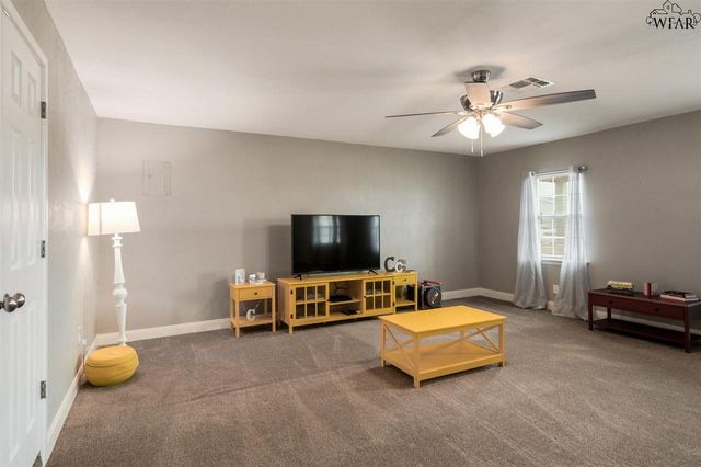 900 N 4TH STREET, Iowa Park, TX 76367