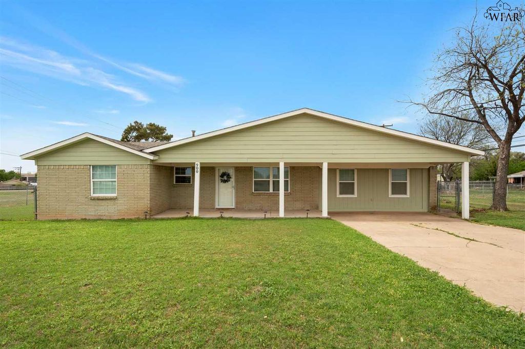 900 N 4TH STREET, Iowa Park, TX 76367