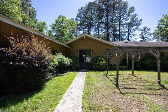 456 Ridge RD, Hartfield, VA 23071