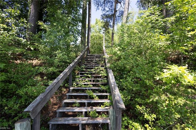 456 Ridge RD, Hartfield, VA 23071