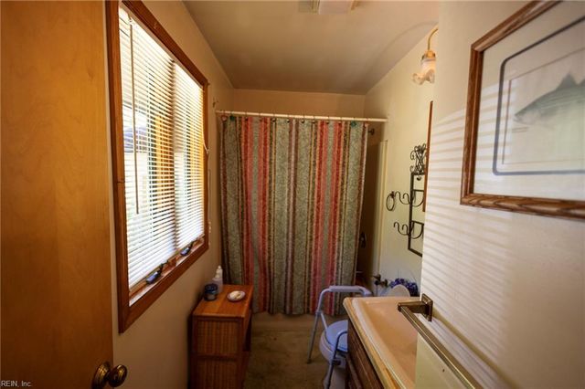 456 Ridge RD, Hartfield, VA 23071
