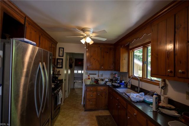 456 Ridge RD, Hartfield, VA 23071