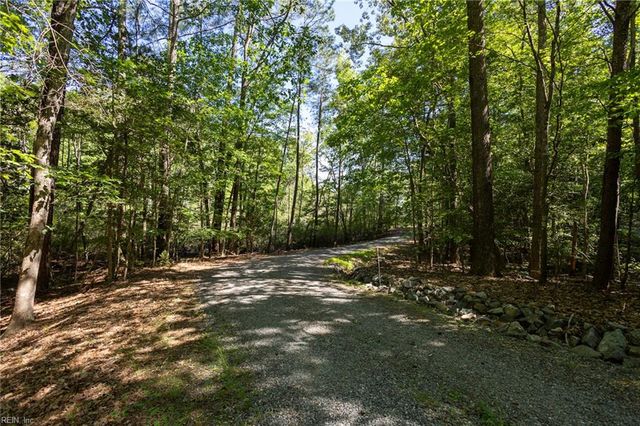 456 Ridge RD, Hartfield, VA 23071