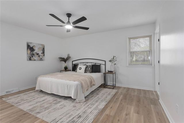 3910 SW Linden Lane, Lee's Summit, MO 64082