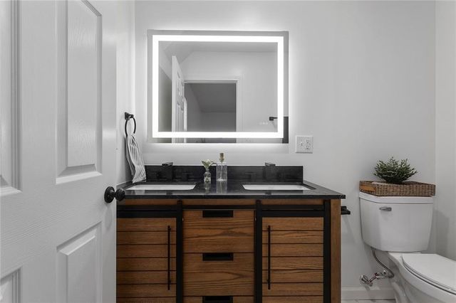 3910 SW Linden Lane, Lee's Summit, MO 64082