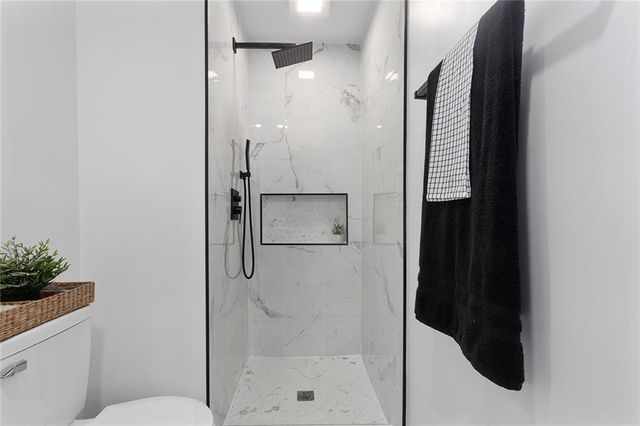 3910 SW Linden Lane, Lee's Summit, MO 64082