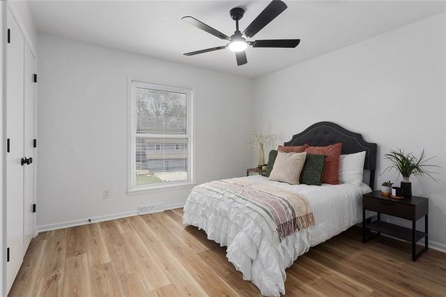 3910 SW Linden Lane, Lee's Summit, MO 64082