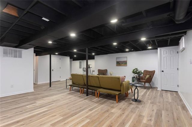 3910 SW Linden Lane, Lee's Summit, MO 64082