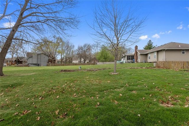 3910 SW Linden Lane, Lee's Summit, MO 64082