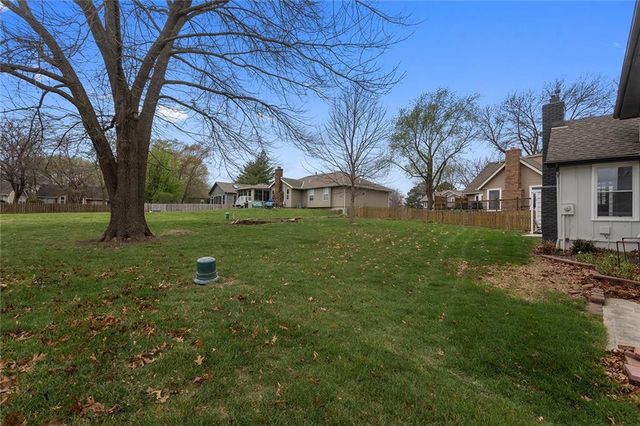 3910 SW Linden Lane, Lee's Summit, MO 64082