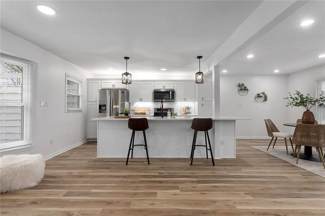 3910 SW Linden Lane, Lee's Summit, MO 64082