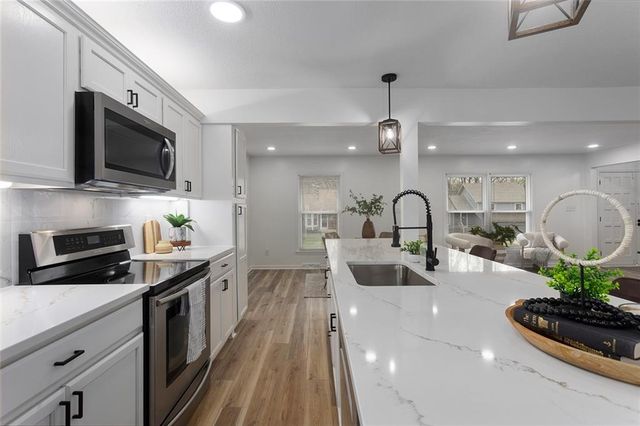 3910 SW Linden Lane, Lee's Summit, MO 64082