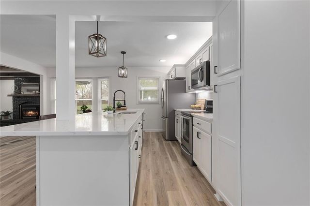 3910 SW Linden Lane, Lee's Summit, MO 64082