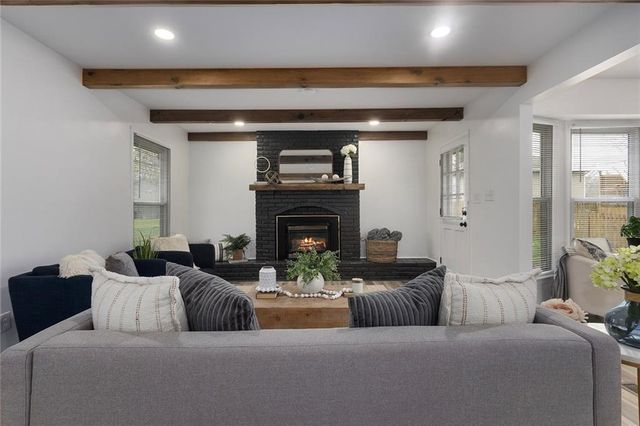 3910 SW Linden Lane, Lee's Summit, MO 64082