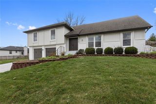 3910 SW Linden Lane, Lee's Summit, MO 64082
