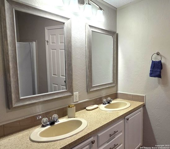 1361 County Road 773, Devine, TX 78016