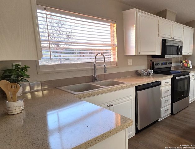 1361 County Road 773, Devine, TX 78016