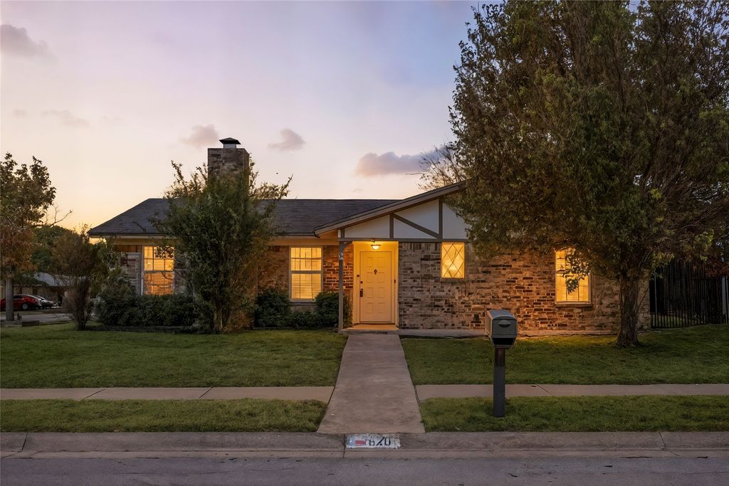 6201 Brookside Drive, Watauga, TX 76148