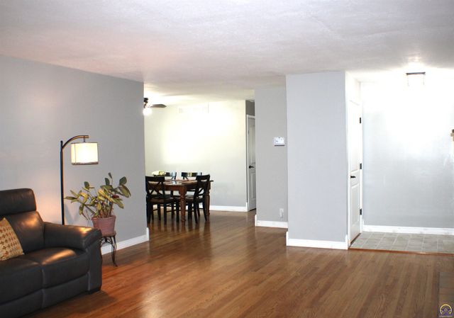 1610 SW Withdean RD, Topeka, KS 66611