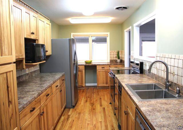 1610 SW Withdean RD, Topeka, KS 66611