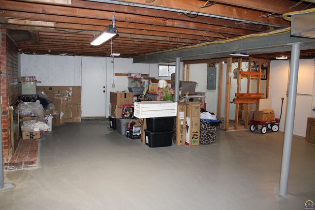 1610 SW Withdean RD, Topeka, KS 66611