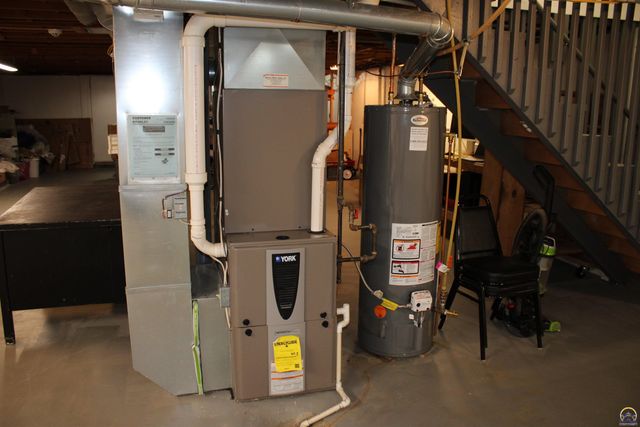 1610 SW Withdean RD, Topeka, KS 66611